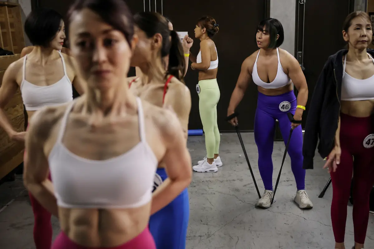 Hitomi-Harigae-38-manager-of-Muscle-Girls-a-fitness-themed-bar-in-Tokyo-stretches-with-resistance-bands-backstage-before-going-on-stage-to-participate-in-the-regional-competition-of-Muscle-Gate-a-bodybuilding-tournament-in-Saitama-Japan-October-11-2025-Female-bodybuilding-has-gained-popularity-in-Japan-in-recent-years-with-competitions-held-in-many-cities-But-outside-that-circle-the-old-conventions-rule-Harigae-said-REUTERS-Kim-Kyung-Hoon-SEARCH-KYUNG-HOON-MUSCLE-GIRLS-FOR-THIS-STORY-SEARCH-WIDER-IMAGE-FOR-ALL-STORIES