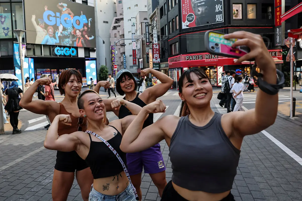 Eri-Maeda-28-Tomomi-Matsumoto-35-Hitomi-Hariage-38-and-Mahoka-Kishizawa-staffers-at-Muscle-Girls-a-fitness-themed-bar-pose-for-a-group-selfie-on-a-street-near-work-in-Tokyo-Japan-September-17-2025-Female-bodybuilding-has-gained-popularity-in-Japan-in-recent-years-with-competitions-held-in-many-cities-But-outside-that-circle-the-old-conventions-rule-Harigae-said-REUTERS-Kim-Kyung-Hoon-SEARCH-KYUNG-HOON-MUSCLE-GIRLS-FOR-THIS-STORY-SEARCH-WIDER-IMAGE-FOR-ALL-STORIES