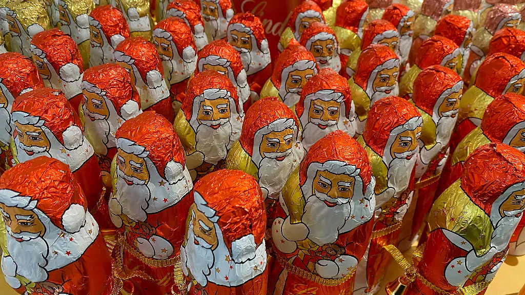 Schoko-Weihnachtsmaenner-im-Supermarktregal-Viele-kakaohaltigen-Suessigkeiten-sind-in-diesem-Jahr-besonders-teuer