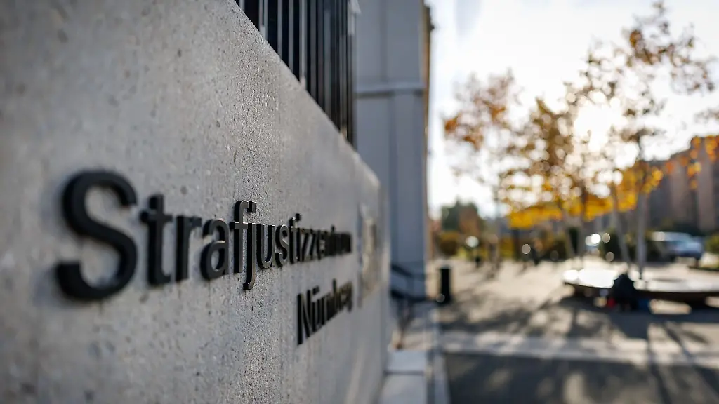 Die-Bayerische-Zentralstelle-zur-Bekaempfung-von-Betrug-und-Korruption-im-Gesundheitswesen-ZKG-wirft-den-Angeklagten-vor-durch-fingierte-Touren-und-Dienstplaene-zahlreiche-Leistungen-abgerechnet-zu-haben-ohne-diese-wirklich-erbracht-zu-haben