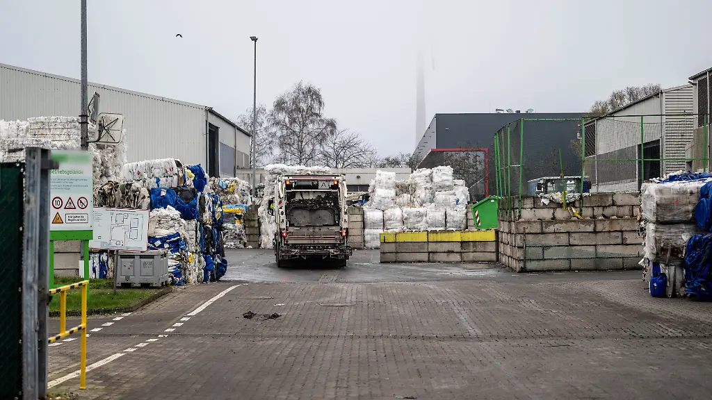 Ein-Muellwagen-faehrt-auf-das-Firmengelaende-eines-Entsorgungsbetriebes-im-Bereich-Industriehaefen-An-unbekannter-Stelle-auf-dem-Gelaende-eines-Entsorgungsbetriebes-ist-ein-toter-Saeugling-im-Muell-gefunden-worden-Ein-Mitarbeiter-eines-Entsorgungsbetriebes-fand-ihn-am-Morgen-beim-Sortieren-von-Abfall-wie-die-Polizei-mitteilte