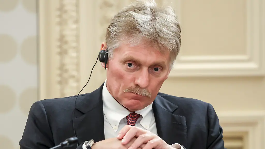 ARCHIV-18-06-2025-Russland-St-Petersburg-Auf-der-von-der-staatlichen-russischen-Nachrichtenagentur-Sputnik-und-dem-Kreml-ueber-AP-veroeffentlichten-Aufnahme-nimmt-Kreml-Sprecher-Dmitri-Peskow-an-einem-Treffen-des-russischen-Praesidenten-Putin-mit-Vertretern-internationaler-Nachrichtenagenturen-im-neu-renovierten-St-Petersburger-Rimski-Korsakow-Konservatorium-am-Rande-des-St-Petersburger-Internationalen-Wirtschaftsforums-teil