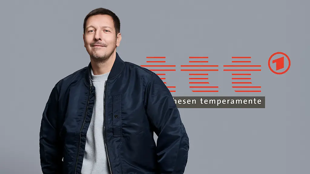 HANDOUT-Moderator-Thilo-Mischke-steht-im-Studio-des-ARD-Kulturmagazins-ttt-titel-thesen-temperamente-undatierte-Aufnahme