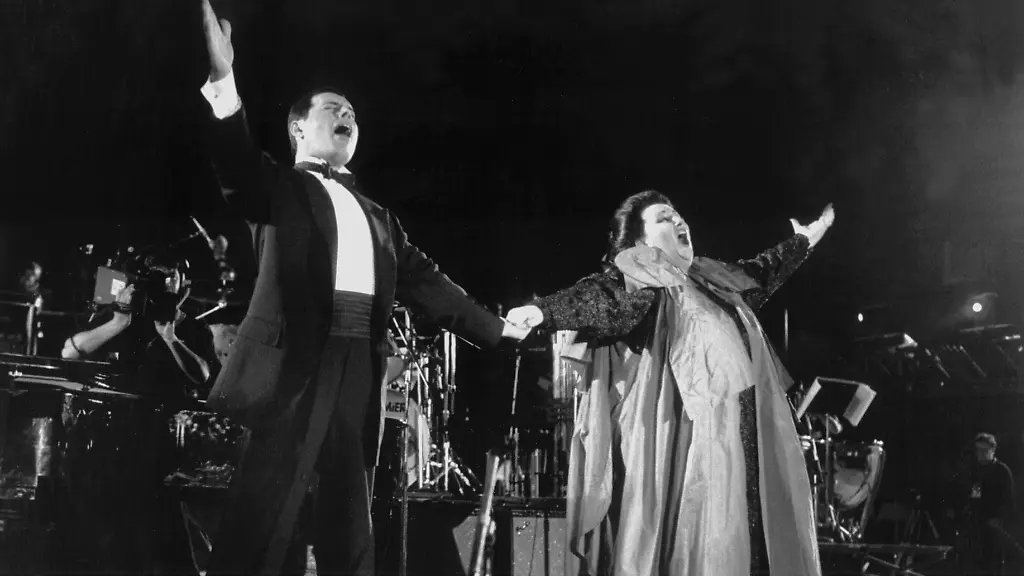Freddie-Mercury-Saenger-der-britischen-Rockband-Queen-und-die-spanische-Opernsaengerin-Montserrat-Caballe-tragen-am-9-Oktober-1988-waehrend-eines-Open-Air-Konzerts-ihren-Olympia-Hit-Barcelona-in-der-gleichnamigen-spanischen-Stadt-vor-Barcelona-ist-Austragungsort-der-Olympischen-Sommerspiele-1992-und-feiert-an-diesem-Tag-das-Eintreffen-der-Olympischen-Flagge-aus-Seoul-Suedkorea