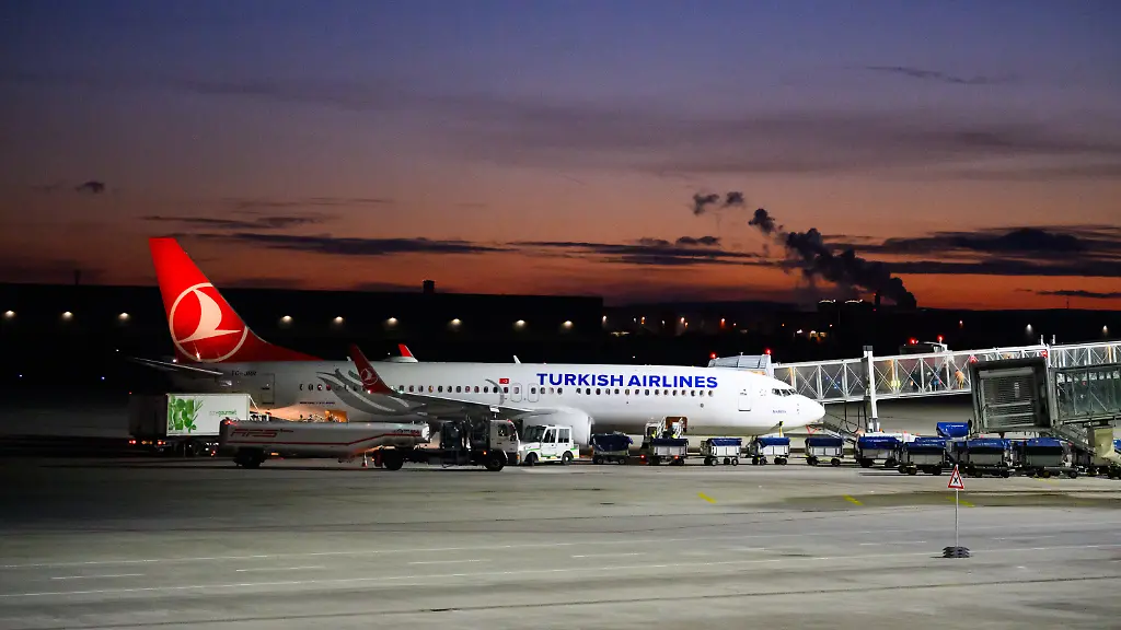 Ein-Flugzeug-von-Turkish-Airlines-Flug-TK1555-von-Istanbul-nach-Hannover-steht-nach-der-Ankunft-am-Flughafen-Hannover-Die-lange-Wartezeit-in-Pakistan-hat-fuer-einige-weitere-Afghaninnen-und-Afghanen-aus-den-Bundesaufnahmeprogrammen-ein-Ende