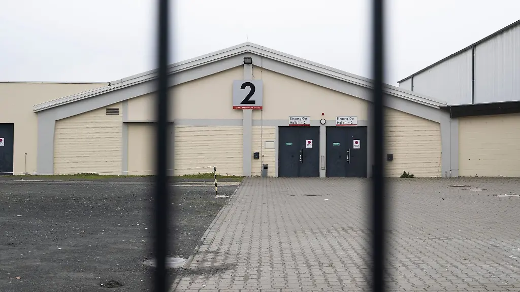 Angesichts-des-Gruendungstreffens-der-neuen-AfD-Jugendorganisation-in-den-Giessener-Messehallen-stellt-sich-die-Polizei-auf-massive-Proteste-mit-rund-50-000-Gegendemonstranten-ein