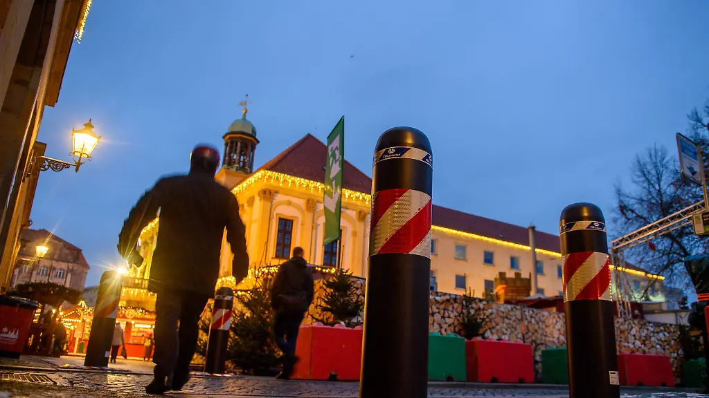 Der-Weihnachtsmarkt-in-Magdeburg-hat-wieder-geoeffnet