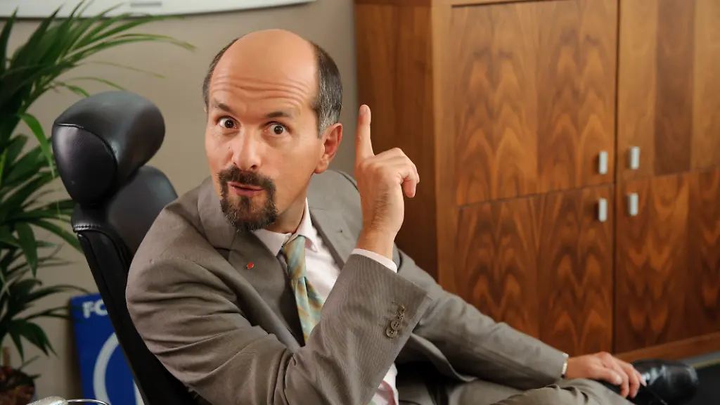 Der-Schauspieler-Christoph-Maria-Herbst-als-Versicherungsangestellter-Bernd-Stromberg-in-einer-Szene-der-fuenften-Staffel-der-ProSieben-Serie-Stromberg-undatiertes-Handout-In-nur-einer-Woche-haben-Fans-der-Serie-die-eine-Million-Euro-zusammengebracht-die-der-Produzent-zur-Realisierung-eines-Kinofilms-haben-wollte-Insgesamt-haetten-ueber-3000-Investoren-Geld-beigesteuert-teilte-Stromberg-Produzent-Husmann-von-der-Firma-Brainpool-am-Donnerstag-22-12-2011-in-Koeln-mit-Die-Fans-erwerben-mit-ihrem-Geld-eine-Beteiligung-an-den-Erloesen-im-Kino-Der-geplante-Kinostart-ist-Fruehjahr-2013-dpa-zu-dpa-0835-vom-22-12