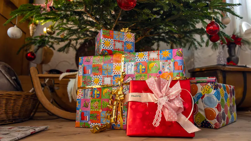 26-12-2024-Bad-Woerishofen-in-Bayern-Weihnachten-daheim-am-Heiligen-Abend-Unter-dem-Weihnachtsbaum-liegen-Geschenke-in-Geschenkpapier-zur-Bescherung-bereit-26-12-2024-Weihnachten-26-12