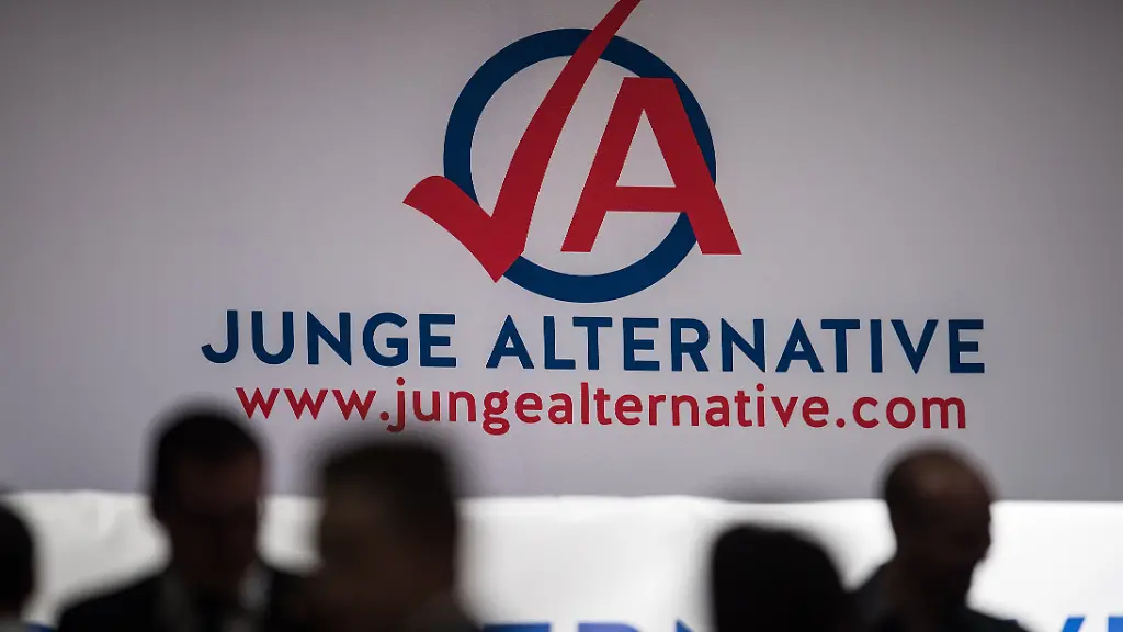 ARCHIV-10-01-2015-Nordrhein-Westfalen-Bottrop-Mitglieder-stehen-beim-Bundeskongress-der-Jungen-Alternative-der-Jugendorganisation-der-Alternative-fuer-Deutschland-AfD-nebeneinander-zu-dpa-Bundeskongress-der-Jungen-Alternative-fuer-Deutschland-vom-02-06