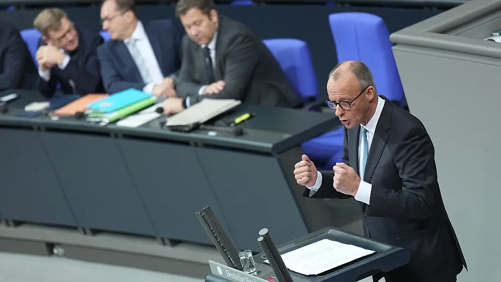 Bundeskanzler-Friedrich-Merz-CDU-spricht-in-der-Generaldebatte-im-Bundestag-zum-Haushalt-Die-Debatten-ueber-den-Etat-des-Kanzleramts-werden-traditionell-zur-Generalaussprache-ueber-die-Politik-der-Bundesregierung-genutzt