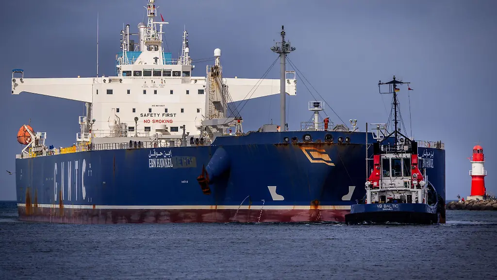 Der-Rostocker-Hafen-ist-mit-Abstand-der-groesste-in-MV-Er-musste-2024-Einbussen-beim-Gueterumschlag-und-auch-bei-der-Zahl-der-Passagiere-hinnehmen