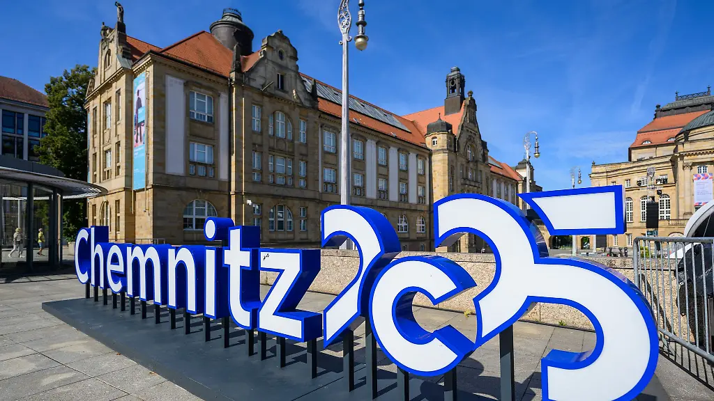 Zum-Abschluss-des-Kulturhauptstadtjahres-2025-nehmen-die-Kunstsammlungen-Chemnitz-das-Werk-des-Avantgarde-Kuenstlers-Carlfriedrich-Claus-1930-1998-mit-einer-Einzelausstellung-in-den-Blick