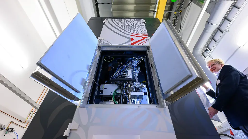 Ein-neues-Mikroskop-im-Fraunhofer-Institut-in-Halle-gilt-als-erste-Installation-dieser-Art-in-Europa