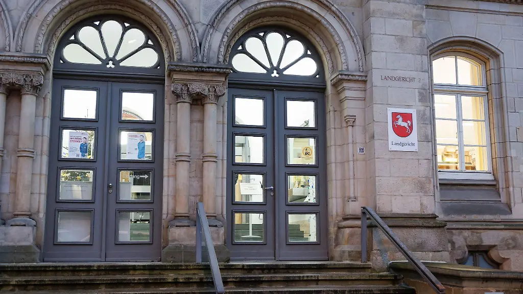 Wegen-des-schweren-sexuellen-Missbrauchs-seiner-eigenen-Kinder-hat-das-Landgericht-Osnabrueck-einen-49-Jahre-alten-Mann-zu-einer-langen-Haftstrafe-verurteilt