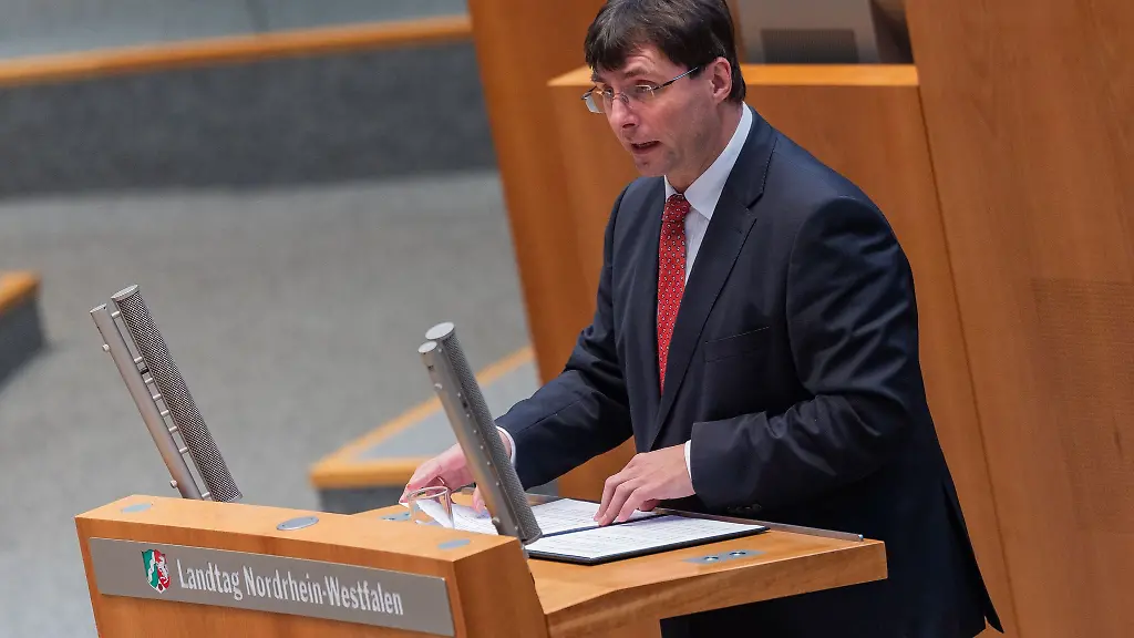 In-einer-Grundsatzdebatte-ueber-den-Landeshaushalt-2026-verteidigt-Nordrhein-Westfalens-Finanzminister-Marcus-Optendrenk-neue-Schulden