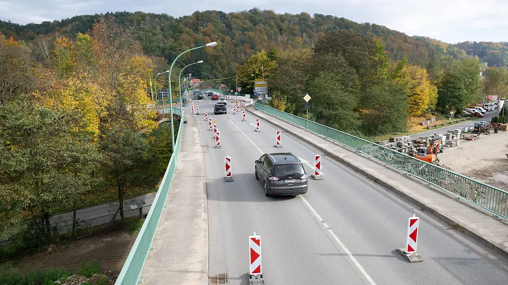 Nach-Aufhebung-der-Sperrung-kann-der-Verkehr-wieder-einspurig-ueber-die-Bruecke-ueber-den-Bahngleisen-in-Bad-Schandau-passieren