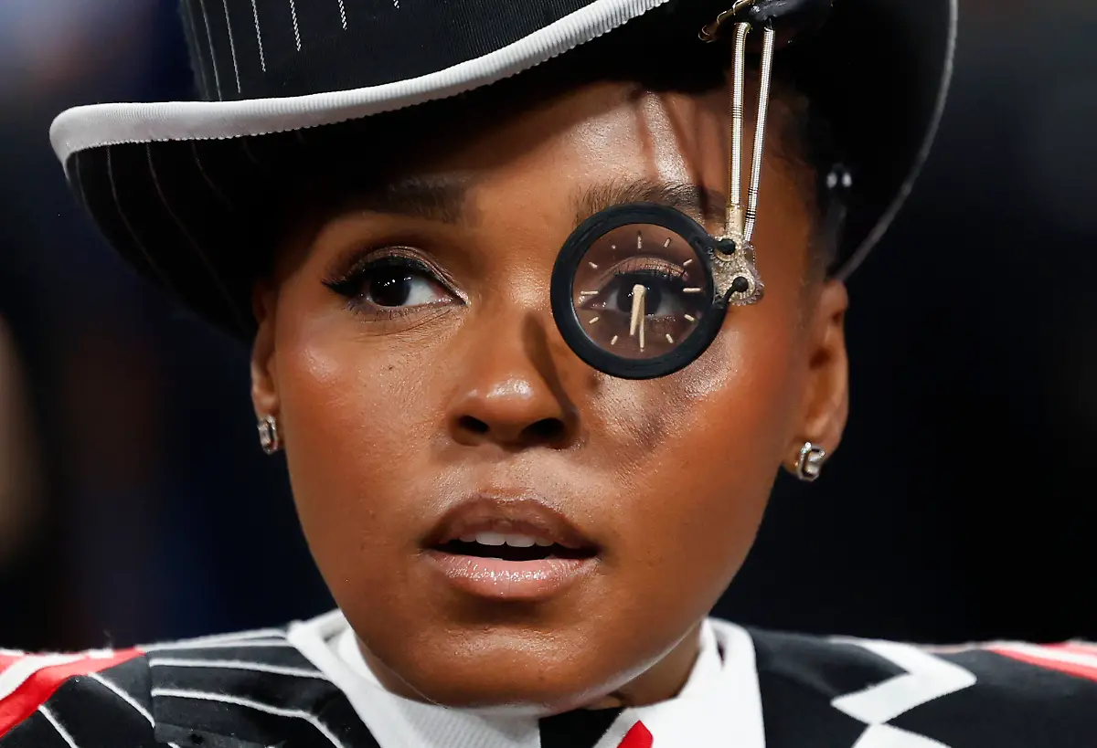 Entertainment-Bilder-des-Tages-Janelle-Monae-arrives-on-the-red-carpet-at-the-2025-Met-Gala-celebrating-the-opening-of-Superfine-Tailoring-Black-Style-at-The-Metropolitan-Museum-of-Art-on-Monday-May-5-2025-in-New-York-City