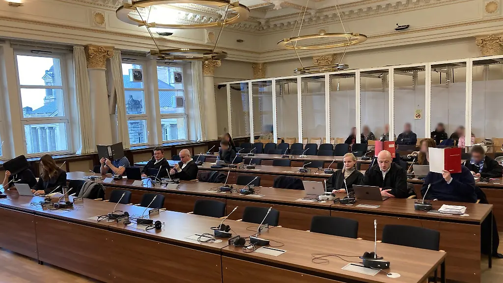 Die-Angeklagten-sollen-Anleger-mit-einem-angeblich-prosperierenden-Pfandhaus-fuer-Luxusobjekte-um-mehr-als-14-Millionen-Euro-betrogen-haben