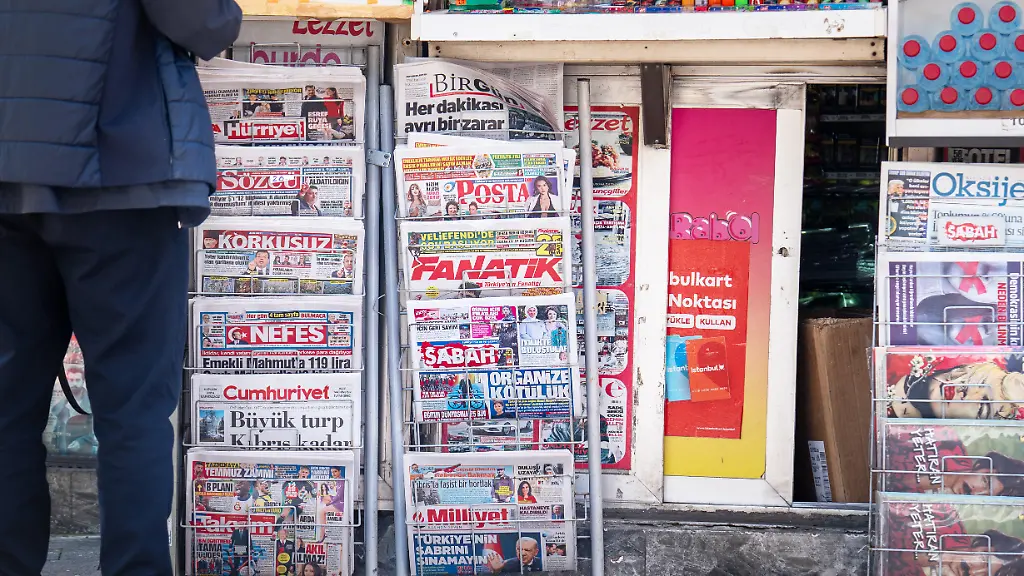 Tuerkei-Zeitschriftenstand-mit-Tageszeitungen-in-Istanbul