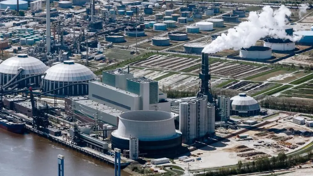 Blick-ueber-das-inzwischen-vom-Netz-gegangene-Kohlekraftwerk-Hamburg-Moorburg