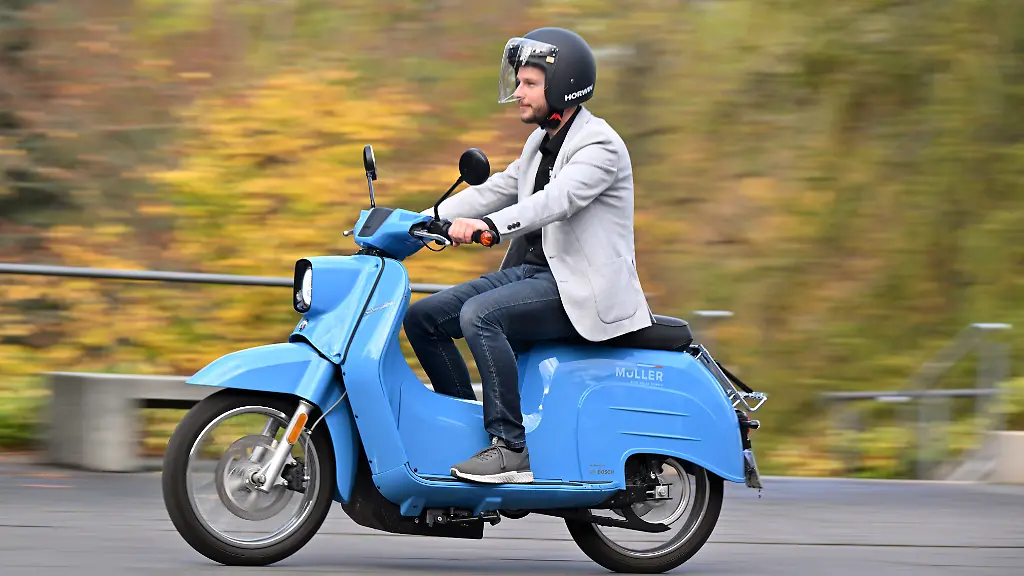 Kevin-Sittig-vom-Autohaus-Mueller-fuehrt-eine-eSchwalbe-vor-am-Rande-der-Erneuerbare-Energien-Konferenz-Energiewende-Machen-im-Congress-Centrum-Neue-Weimarhalle-Das-Zweirad-wird-rein-elektrisch-angetrieben-Ab-2035-sollen-in-der-Europaeischen-Union-nur-noch-Neuwagen-verkauft-werden-die-im-Betrieb-keine-Treibhausgase-ausstossen