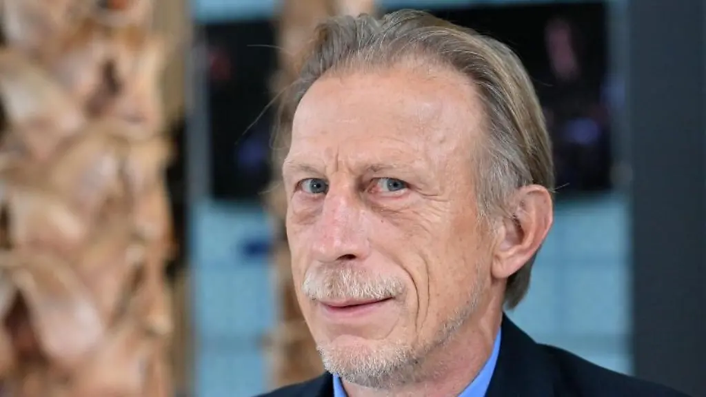 Ex-Trainer-Christoph-Daum-gibt-ein-Interview-in-einem-Hotel