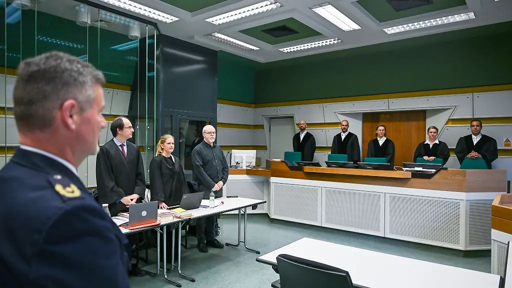 In-einem-Gerichtssaal-stehen-der-Zeuge-Stephan-Katte-l-Direktor-bei-der-Polizei-Berlin-und-der-Klaeger-Wieland-Hoban-4-v-l