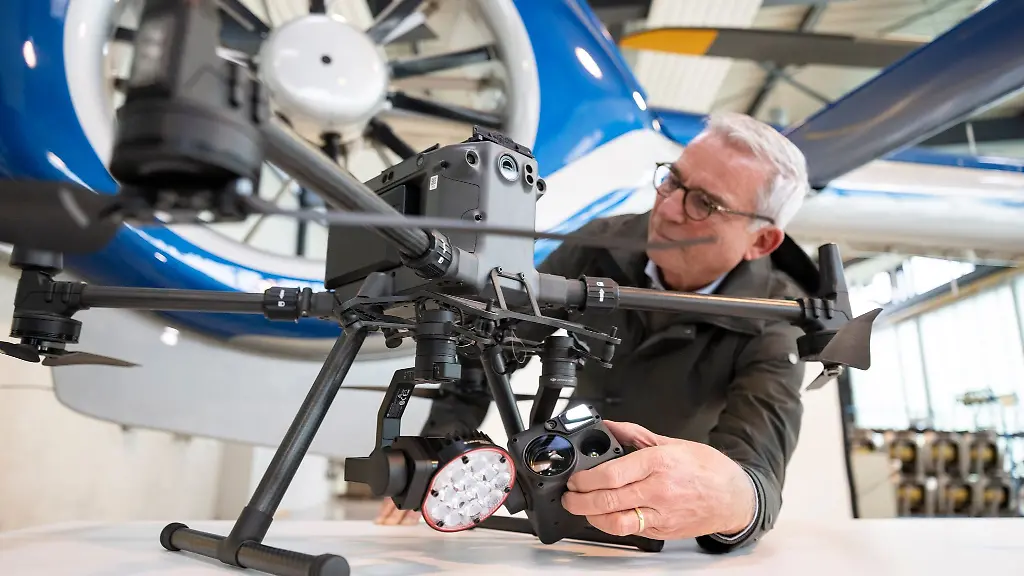 Innenminister-Strobl-interessiert-sich-fuer-die-Drohnenabwehr-in-Baden-Wuerttemberg