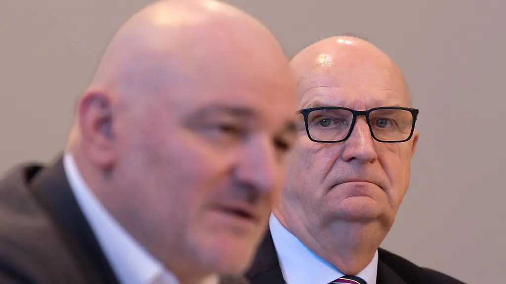 Brandenburgs-Ministerpraesident-Dietmar-Woidke-SPD-rechts-und-Finanzminister-Robert-Crumbach-BSW-links-sind-bald-ein-Jahr-in-der-Koalition