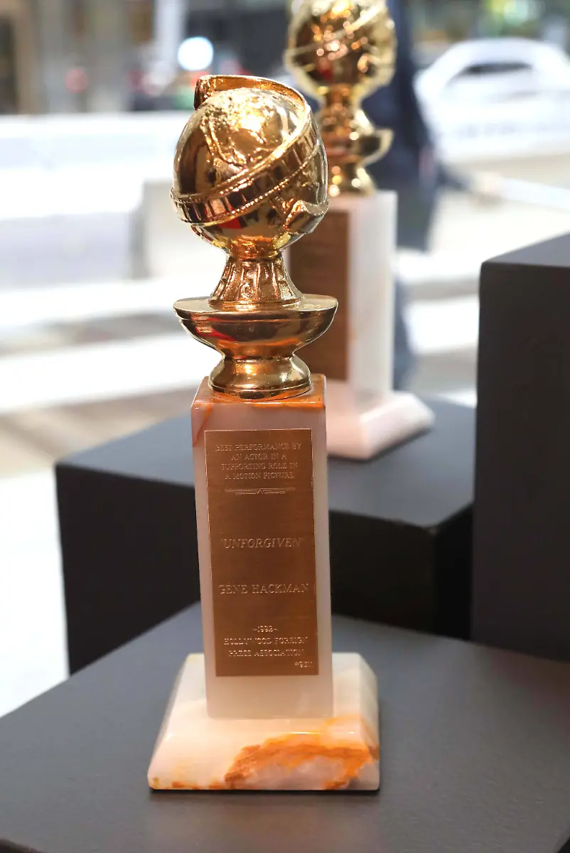 November-13-2025-New-York-New-York-USA-A-handler-seen-with-a-AaEBest-PerformanceAaa-Supporting-Actor-Golden-Globe-Award-for-Unforgiven-current-bid-13-000-during-the-press-preview-for-Bonhams-Presents-AaEThe-Gene-Hackman-Collection-A-Life-in-ArtAaa-held-at-Bonhams-New-York