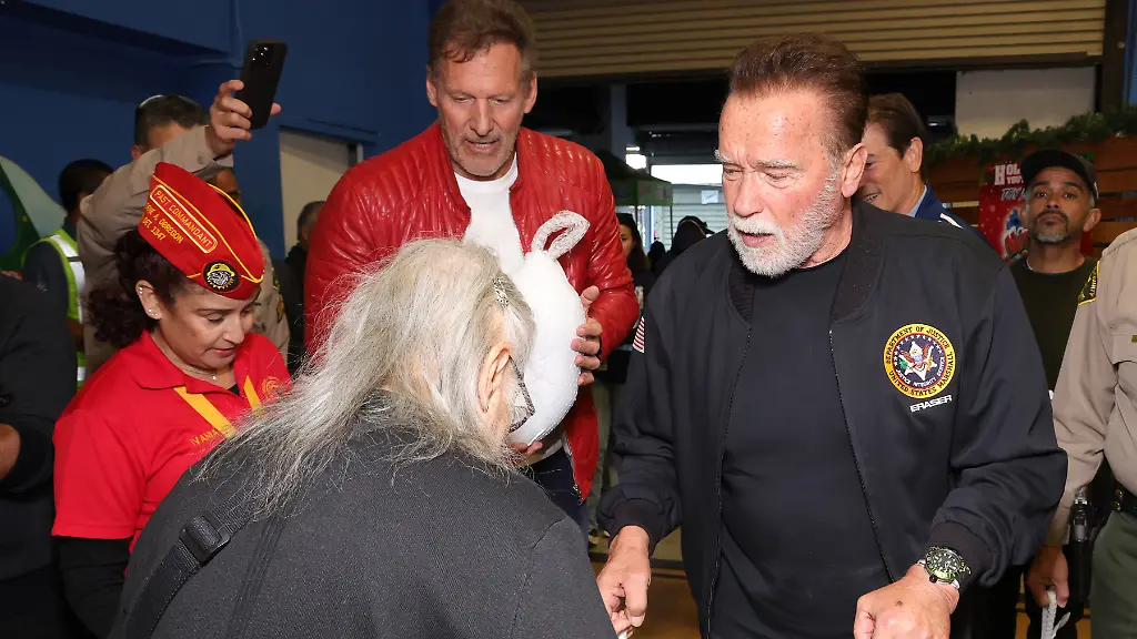 25-November-2025-Los-Angeles-California-Governor-Arnold-Schwarzenegger-44th-Annual-Miracle-on-1st-Street-Turkey-Giveaway-held-at-The-Hollenbeck-Youth-Center