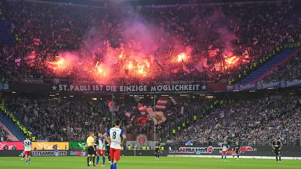 Fuer-die-Pyro-Aktionen-seiner-Fans-im-Spiel-beim-HSV-muss-der-FC-St-Pauli-eine-hohe-Geldstrafe-zahlen