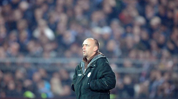 Fassungslos: Pauli-Coach Holger Stanislawski nach dem Spielabbruch.