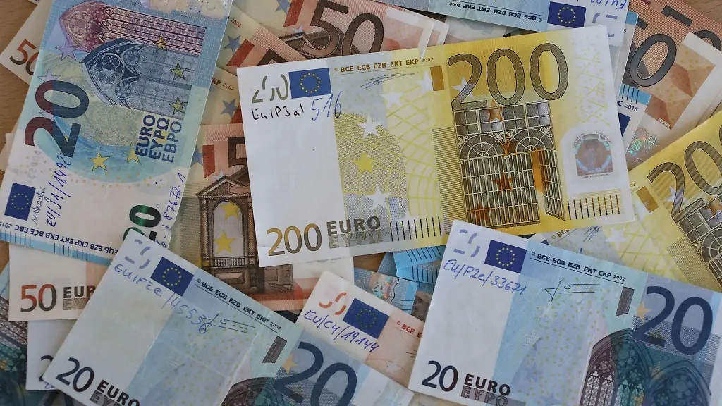 Die-Berliner-Polizei-beschlagnahmte-bei-Durchsuchungen-eine-groessere-Menge-Falschgeld