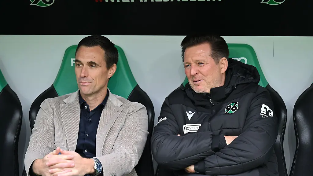 Sport-Geschaeftsfuehrer-Marcus-Mann-l-und-Trainer-Christian-Titz-von-Hannover-96