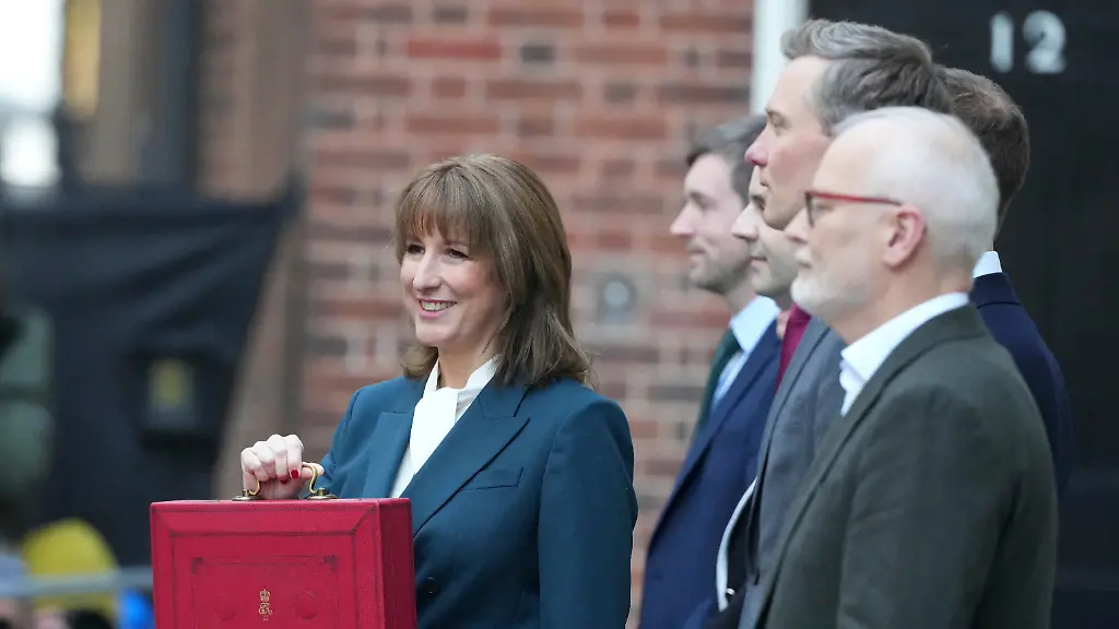 Britain-s-Chancellor-of-the-Exchequer-Rachel-Reeves-poses-with-her-ministerial-team-at-11-Downing-Street-with-her-ministerial-red-box-heading-to-the-House-of-Commons-to-deliver-her-Budget-speech-in-London-Britain-November-26-2025