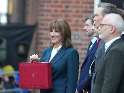 Fast 30 Milliarden Euro pro Jahr: Britische Regierung plant massive Steuererhöhungen