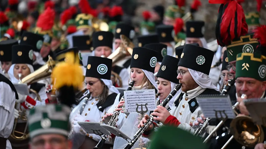 Musiker-spielen-bei-einer-Bergparade