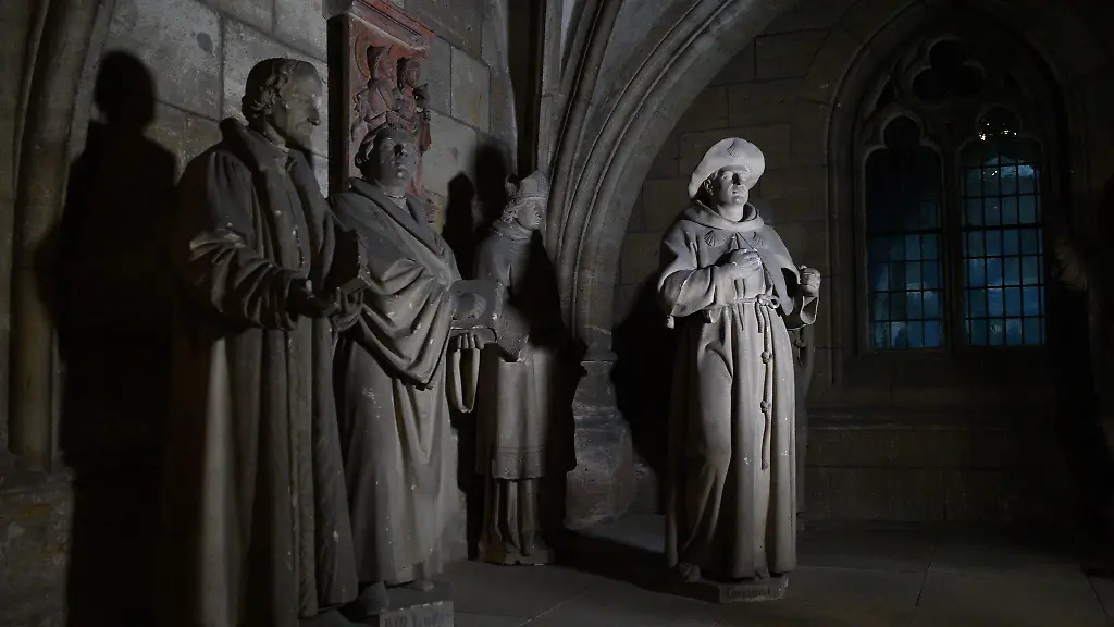 Die-Skulpturen-stehen-im-Halberstaedter-Dom-unter-der-Suedempore