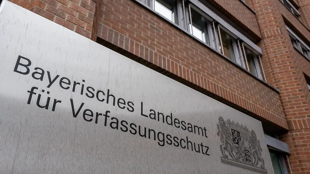 Seitz-75-Jahren-ist-der-bayerische-Verfassungsschutz-fuer-den-Schutz-der-Demokratie-im-Einsatz-Die-Arbeit-der-Behoerde-hat-sich-seither-immer-wieder-veraendert