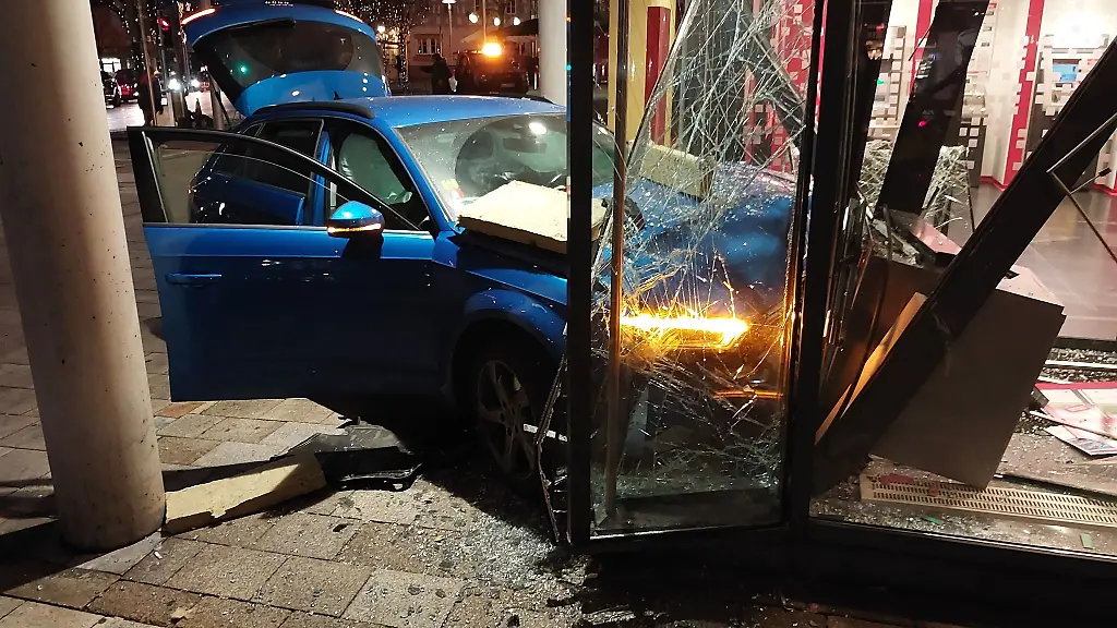 In-Asperg-ist-ein-Auto-durch-die-Scheibe-einer-Bankfiliale-gefahren