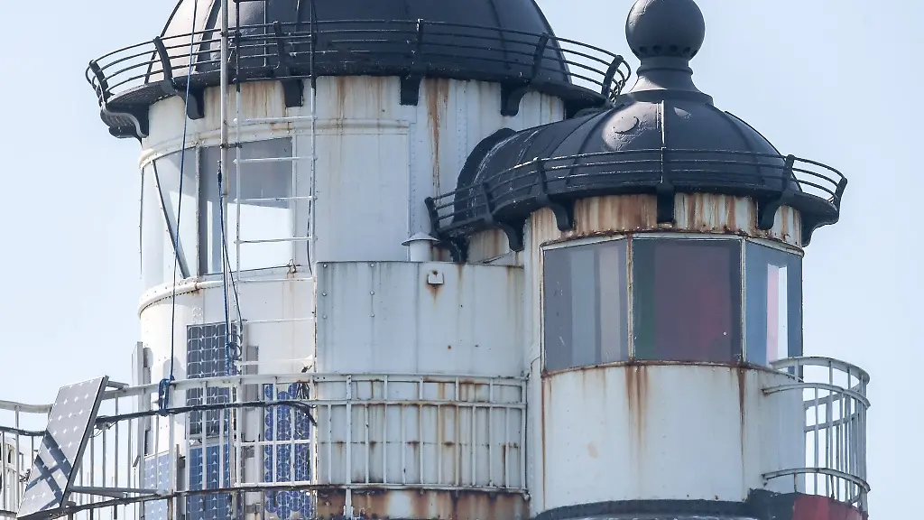 Nach-Ansicht-von-mehr-als-5000-Menschen-soll-der-rot-weisse-Leuchtturm-an-seinem-jetzigen-Standort-in-der-Wesermuendung-bleiben