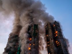 Baugerüst war aus Bambus: Dutzende Tote bei Hochhaus-Brand in Hongkong