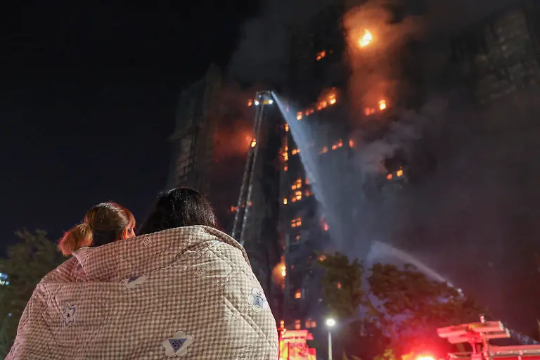 epi_1006071639_REUTERSFOTO_2025-11-26T164118Z 1436125012 RC2F4IAMBKJY RTRMADP 3 HONGKONG-FIRE.JPG_Residents wrapped in