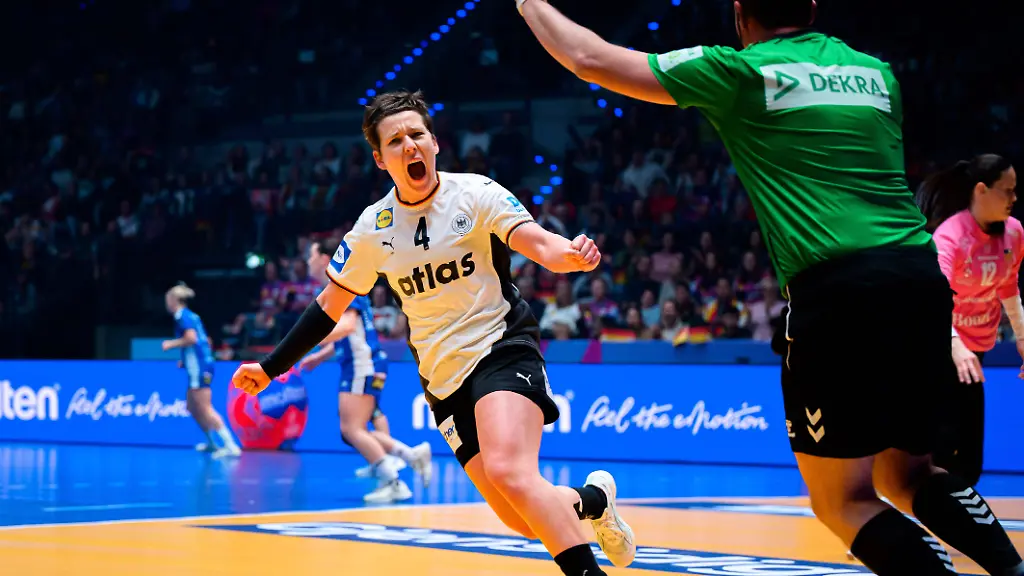 Handball-Frauen-WM-Gruppe-C-Deutschland-Island-Alina-Grijseels-Deutschland-Jubel-Freude-Emotion-Torjubel-Torschuetze-Torschuetze-Stuttgart-Porsche-Arena-Baden-Wuerttemberg-Deutschland-Handball-Womens-World-Cup-Group-C-Germany-Iceland-Alina-Grijseels-Germany-Cheers-Joy-Emotion-Goal-celebration-Goalscorer-Goalscorer-Stuttgart-Porsche-Arena-Baden-Wuerttemberg-Germany