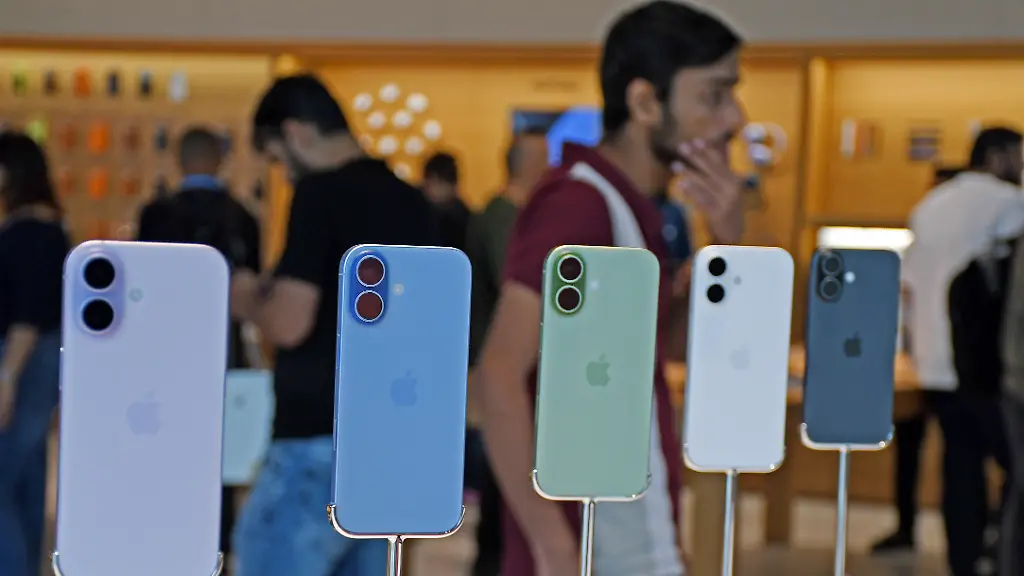 September-19-2025-Mumbai-Maharashtra-India-Models-of-iPhone-17-series-mobile-phones-seen-on-display-inside-the-Apple-store-at-Jio-World-Drive-mall-at-Bandra-Kurla-Complex-BKC-iPhone-enthusiasts-gathered-in-large-numbers-outside-the-Apple-store-to-buy-the-latest-iPhone-17-series-mobile-phone-which-went-on-sale-The-iPhone-17-series-mobile-is-available-in-different-variants-in-India-Base-variant-model-starting-at-USD-940-95-and-2TB-model-costing-USD-2610-60