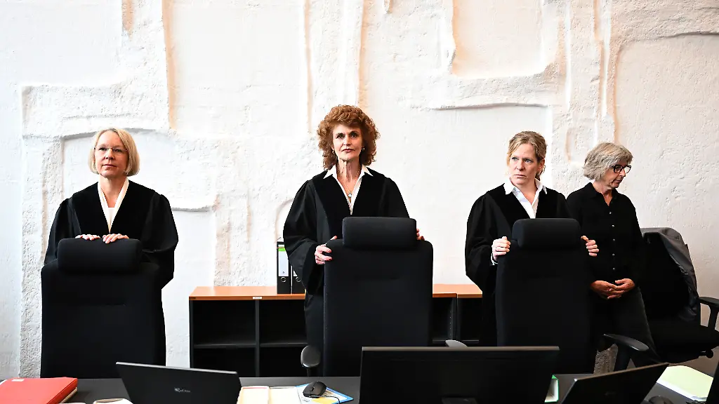 Die-Richterin-Heike-Will-M-steht-im-Sitzungssaal-des-Amtsgerichts-Laufen-in-dem-der-Prozess-um-den-mutmasslichen-Mord-an-der-Studentin-Hanna-in-Aschau-neu-verhandelt-wir