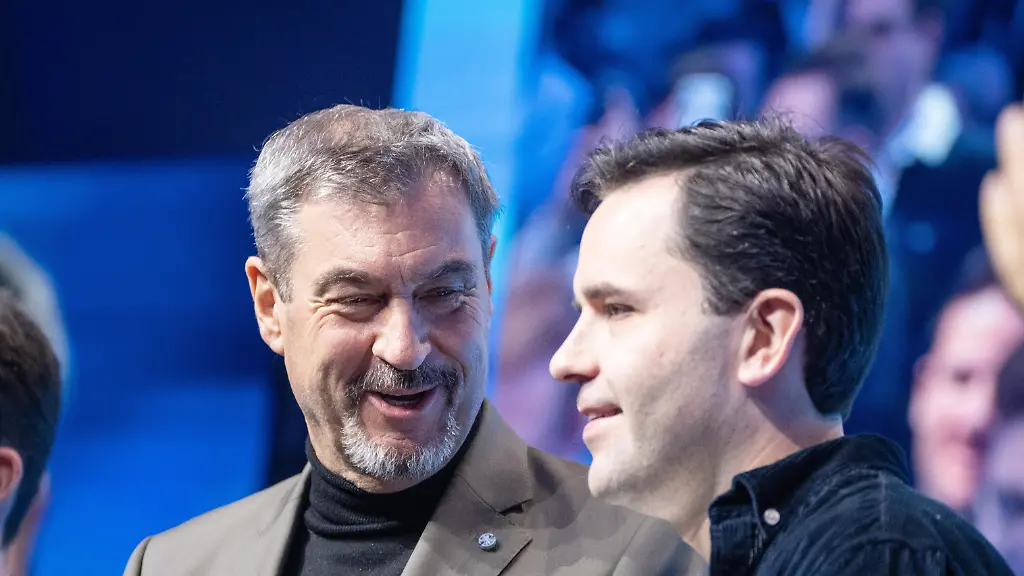 Bayerischer-Ministerpraesident-und-CSU-Parteivorsitzender-Markus-Soeder-auf-dem-Deutschlandtag-mit-Johannes-Winkel-Bundesvorsitzender-Jungen-Union-und-Mitglied-Junge-Gruppe-der-CDU-CSU-Bundestagsfraktion