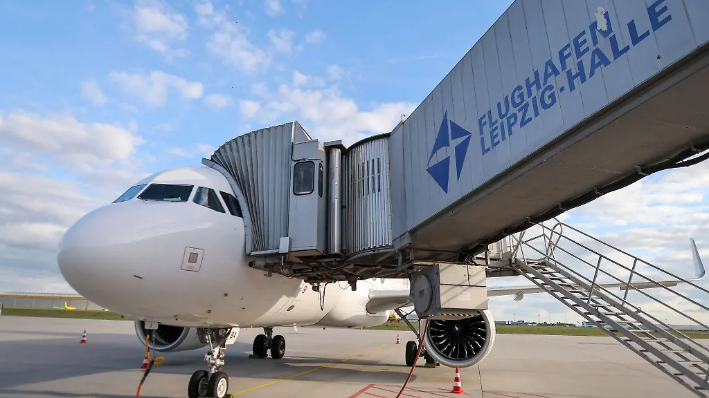 Sachsens-Flughaefen-stehen-trotz-Rettungspaket-weiter-unter-Druck-Im-vergangenen-Jahr-hat-die-Dachgesellschaft-Mitteldeutsche-Flughafen-AG-einen-Rekordverlust-verzeichnet